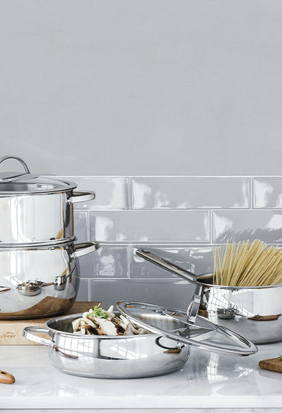 Sauteuse and round dishes